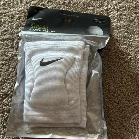 Nike Streak Voleyball Knee Pads - Picture 2 of 2